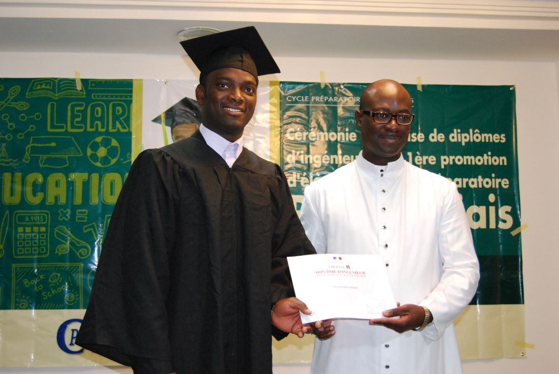 Cérémonie de remise des diplômes d'ingénieur à la première promotion du Cycle Préparatoire Père Aupiais