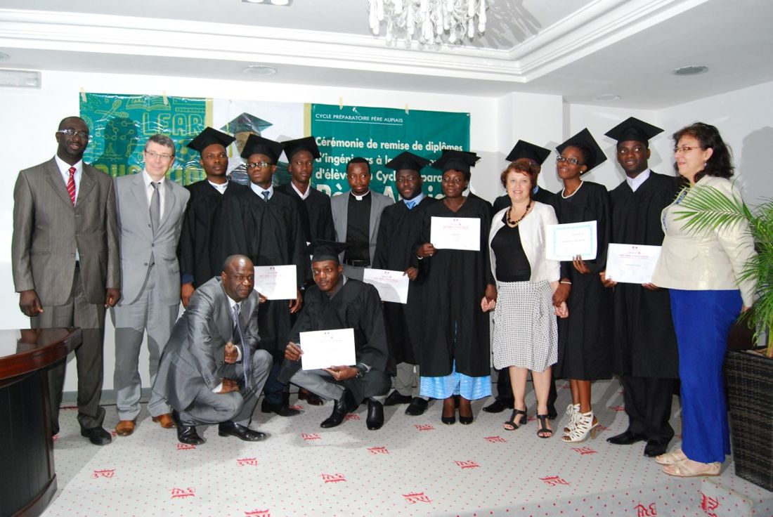Cérémonie de remise des diplômes d'ingénieur à la première promotion du Cycle Préparatoire Père Aupiais